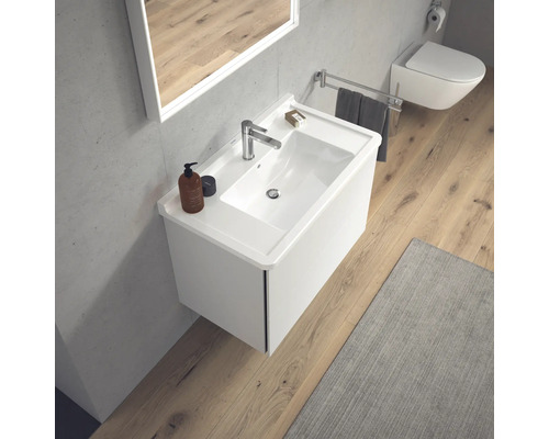 Kúpeľňa s umývadlovou skrinkou, zrkadlom a toaletou