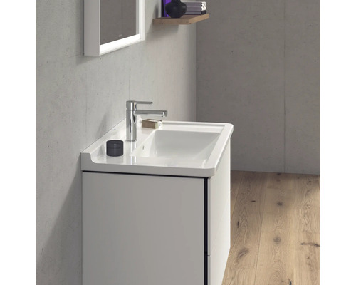 Kombinácia umývadla s umývadlom, batériou a skrinkou v modernej kúpeľni.