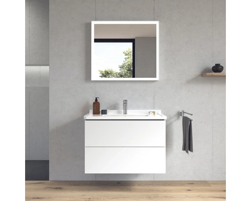 Moderná kúpeľňa s bielou skrinkou pod umývadlo a osvetleným zrkadlom