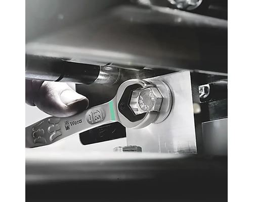 Kľúč očkový značky Wera sa používa na utiahnutie skrutky.