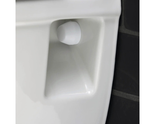 Detailný pohľad na pisoár s tlačidlom splachovania