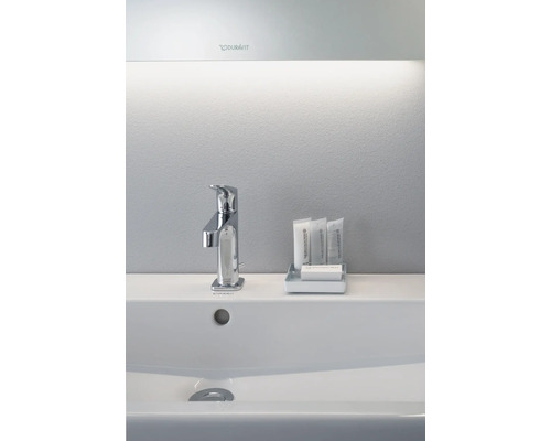 Umývadlo s batériou, mydlom a kozmetickými produktmi