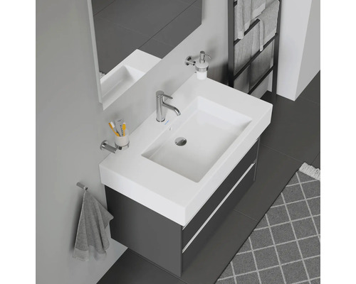 Moderná kúpeľňa s umývadlom, zrkadlom a držiakom na uteráky pre štýlové prostredie