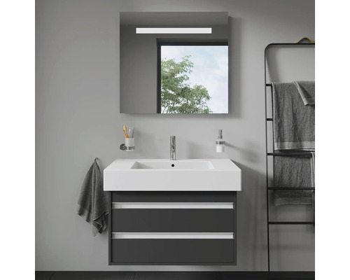 Moderná kúpeľňa s umývadlovou skrinkou, zrkadlom s osvetlením a držiakom na uteráky