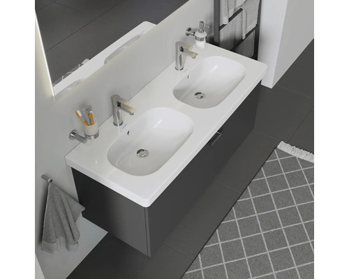 Kúpeľňa s dvojitým umývadlom, batériami a sivou spodnou skrinkou