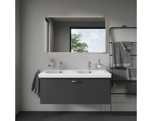 Moderná kúpeľňa s dvojitým umývadlom, osvetleným zrkadlom a držiakom na uteráky