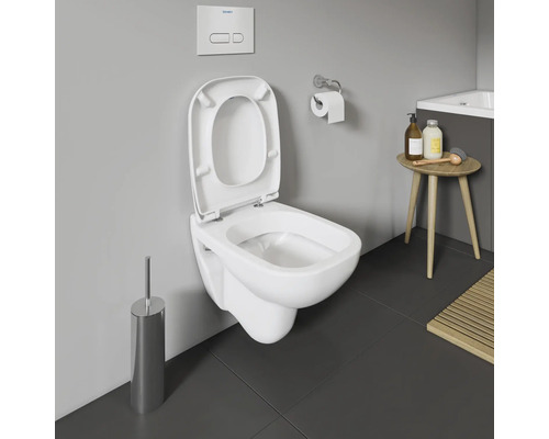 Závesné hlboké splachovacie WC s otvoreným splachovacím okrajom a WC sedadlom v kúpeľni