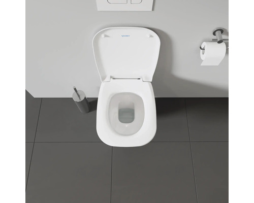 Pohľad zhora na toaletu s otvoreným vekom toalety a držiakom toaletného papiera.