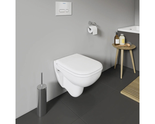 Závesné WC s ovládacím panelom a WC kefou v kúpeľni