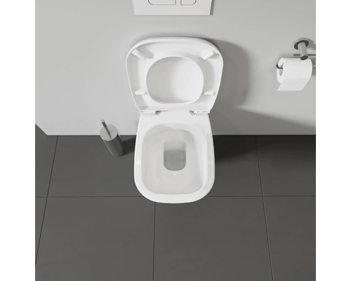 Pohľad zhora na toaletu s otvoreným vekom v kúpeľni.