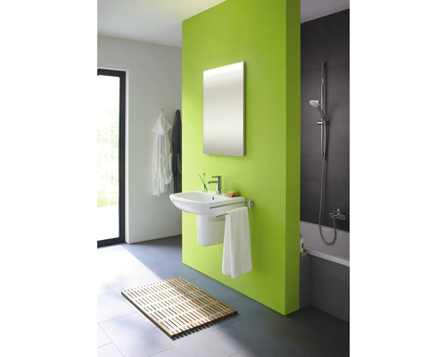 Kúpeľňa s umývadlom, zrkadlom a vaňou