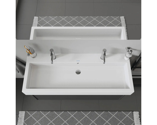 Dvojité umývadlo s dvoma kohútikmi, dávkovačom mydla a pohárom na zubné kefky v kúpeľni