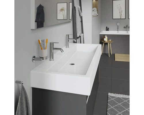 Moderná kúpeľňa s dvojitým umývadlom, vodovodnými batériami a doplnkami