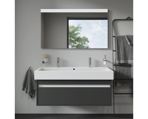 Moderná kúpeľňa s umývadlom, zrkadlom a držiakom na uteráky