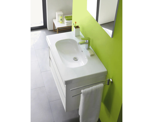 Moderné umývadlo do kúpeľne so skrinkou a držiakom na uteráky