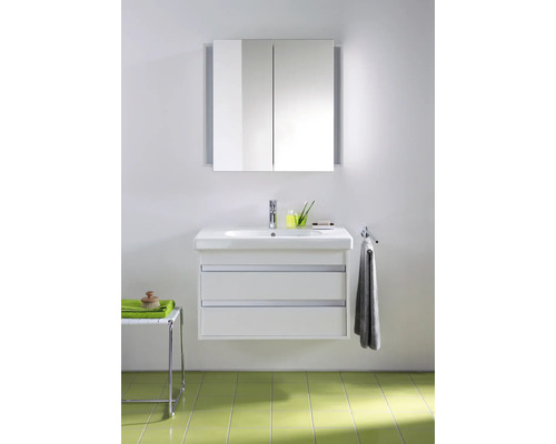 Kúpeľňa s umývadlovou skrinkou, zrkadlovou skrinkou a poličkou