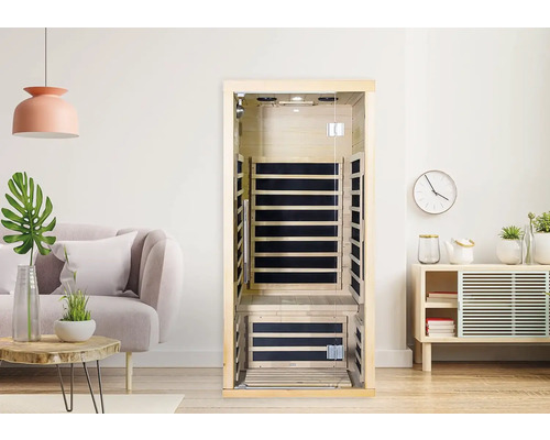 Interiérový pohľad na drevenú infračervenú saunu so sklenenými prvkami vo svetlej miestnosti
