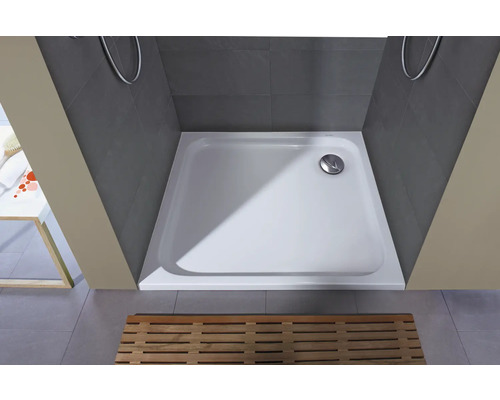 Štvorcová sprchová vanička z liateho minerálu v sivom sprchovacom kúte s dreveným roštom.