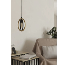 Závesná lampa s drevenými a kovovými prvkami nad odkladacím stolíkom