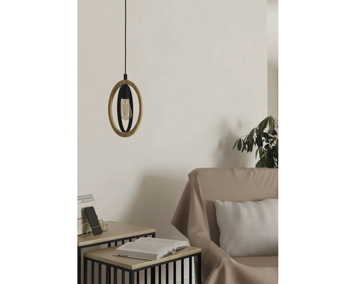 Závesná lampa s drevenými a kovovými prvkami nad odkladacím stolíkom