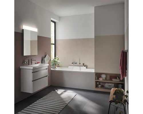 Moderná kúpeľňa s umývadlom, zrkadlom, vaňou a úložnými policami