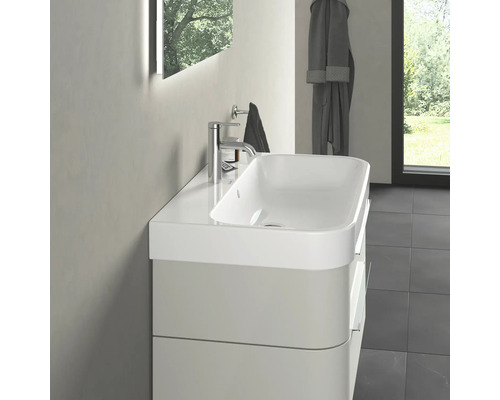 Kúpeľňová skrinka s bielym umývadlom na dosku a batériou