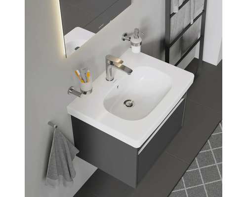 Umývadlo so skrinkou, vodovodnou batériou, dávkovačom mydla a držiakom na uteráky v kúpeľni