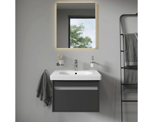 Kúpeľňa s umývadlovou skrinkou, zrkadlom s osvetlením a držiakom na uteráky