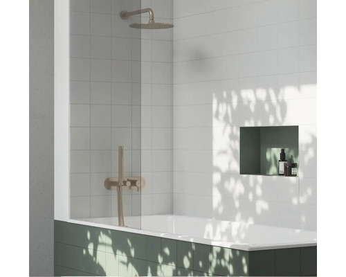 Kúpeľňa s vaňou, sprchovou zástenou, batériou a úložným priestorom