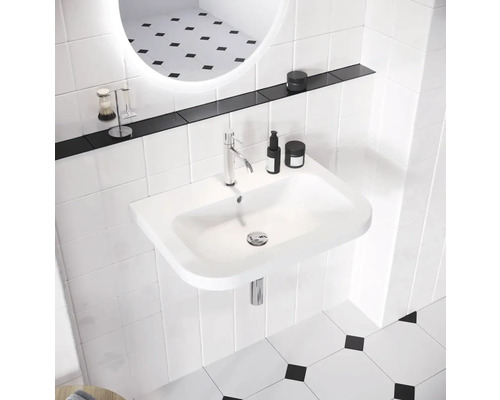 Moderná kúpeľňa s bielym umývadlom, vodovodnou batériou a zrkadlom