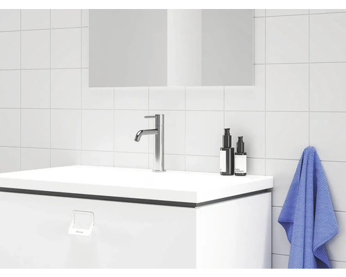 Moderné kúpeľňové umývadlo s batériou, uterákom a kozmetikou