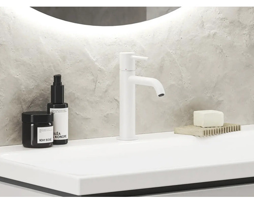 Moderné kúpeľňové umývadlo s batériou, mydlom a prípravkami pre starostlivosť o pleť