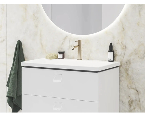 Skrinka pod umývadlo s umývadlom, batériou a okrúhlym zrkadlom v kúpeľni