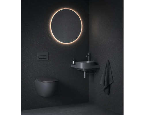 Moderná kúpeľňa so závesným WC, umývadlom a osvetleným zrkadlom