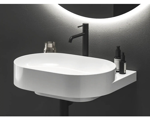 Moderná kúpeľňa s umývadlom na dosku, vodovodnou batériou a osvetleným zrkadlom