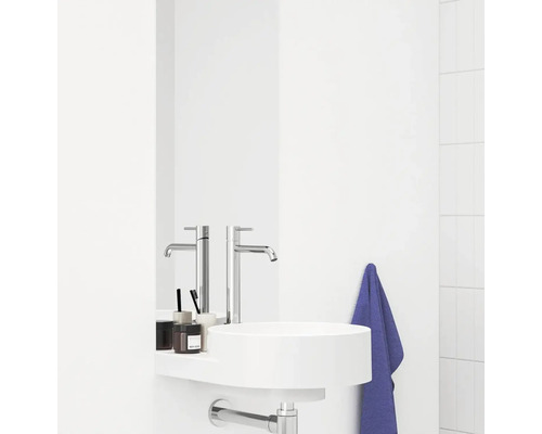 Moderná kúpeľňa s okrúhlym umývadlom, batériou a uterákom