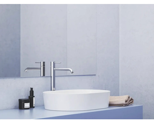 Moderná kúpeľňa s umývadlom na dosku, batériou a kozmetikou