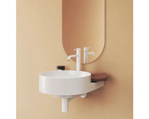 Nástenné umývadlo s batériou a zrkadlom v kúpeľni