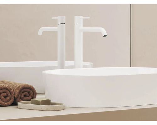 Svetlá kúpeľňová scéna s dvoma umývadlami na dosku a batériami