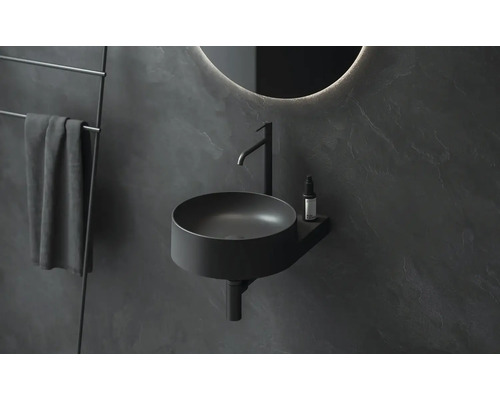 Moderná kúpeľňa s umývadlom na dosku, batériou, zrkadlom a držiakom na uteráky