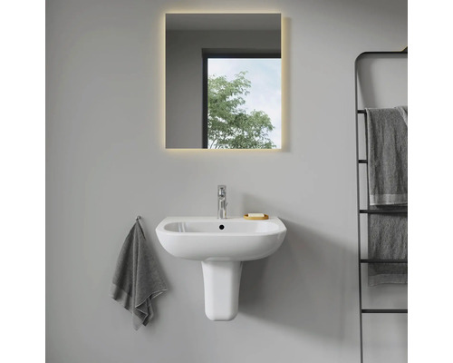 Moderná kúpeľňa s umývadlom, osvetleným zrkadlom a ohrievačom uterákov