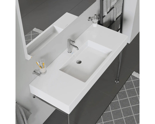 Kúpeľňové umývadlo s batériou, dávkovačom mydla, zrkadlom a držiakom na uteráky v modernom dizajne