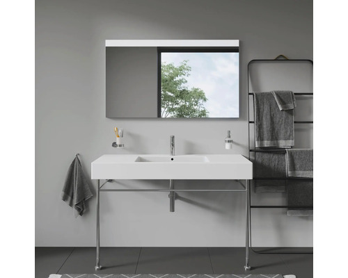 Moderná kúpeľňa s umývadlom, zrkadlom a držiakom na uteráky