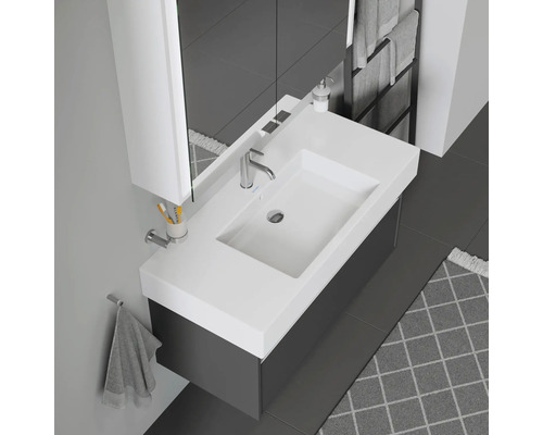 Moderná kúpeľňa s umývadlom, spodnou skrinkou, zrkadlovou skrinkou a držiakom na uteráky