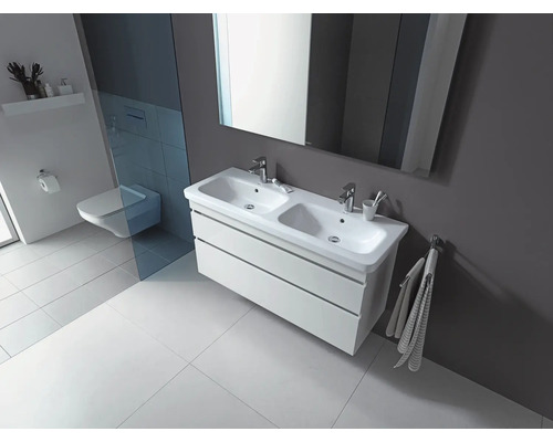 Moderná kúpeľňa s dvojitým umývadlom, zrkadlom a závesným WC s hlbokým splachovaním.