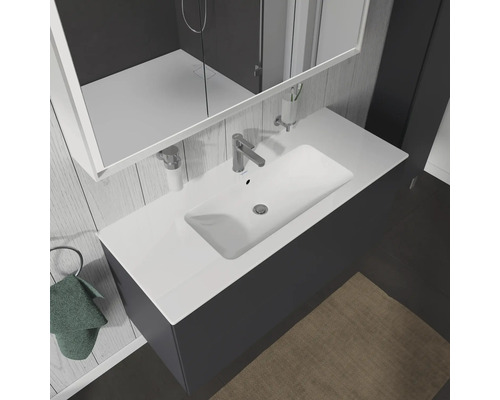 Umývadlo so zrkadlom a kruhom na uteráky v kúpeľni