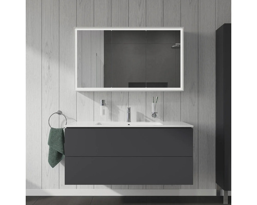 Moderná kúpeľňa s umývadlovou skrinkou, zrkadlovou skrinkou a držiakom na uteráky