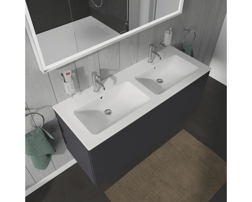 Dvojité umývadlo s dvoma kohútikmi, zrkadlom, kruhom na uteráky a rôznymi kúpeľňovými doplnkami