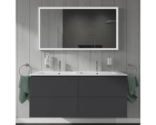 Kúpeľňa s dvojitým umývadlom, osvetleným zrkadlom a doplnkami