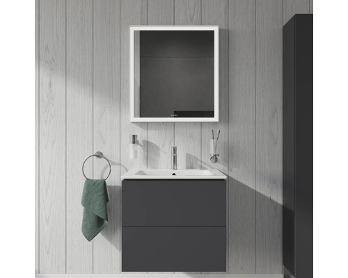 Moderná kúpeľňa s umývadlovou skrinkou, zrkadlom a držiakom na uteráky